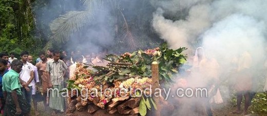 Kasargod: Hundreds bid tearful farewell to Nadoja Kayyara Kinhanna Rai 